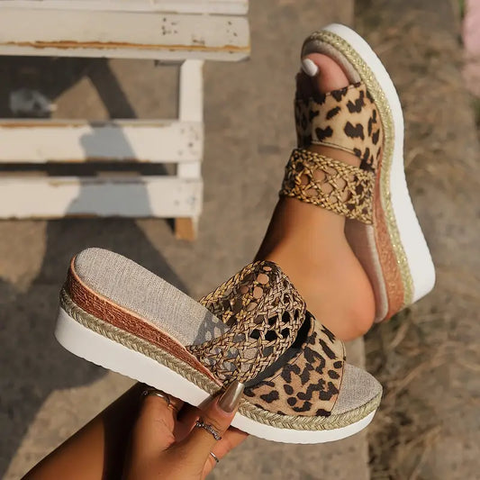 YARA | Dames Sleehak Slippers met Gevlochten Detail en Luipaardprint - Stijlvol, Zomers & Elegant