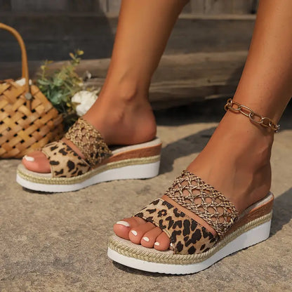 YARA | Dames Sleehak Slippers met Gevlochten Detail en Luipaardprint - Stijlvol, Zomers & Elegant