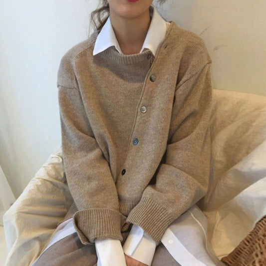 ALIX | Gebreide Damestrui met Asymmetrische Knopen – Oversized, Comfortabel & Verfijnd