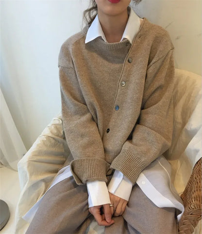 ALIX | Gebreide Damestrui met Asymmetrische Knopen – Oversized, Comfortabel & Verfijnd