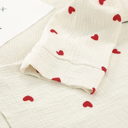 Dames witte pyjama set – rode hartprint | Speels, zacht & onweerstaanbaar charmant