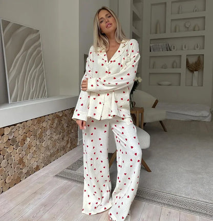 Dames witte pyjama set – rode hartprint | Speels, zacht & onweerstaanbaar charmant