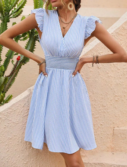 MAREN | Gestreepte Mini Zomerjurk Met V-Hals En Ruches – Luchtig, Vrouwelijk & Perfect Voor Warme Dagen