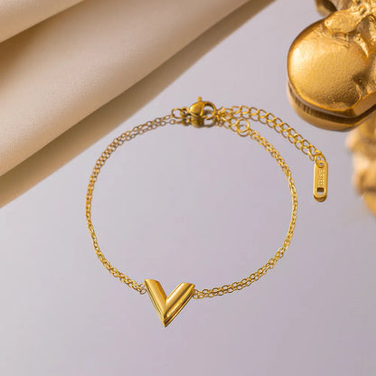LOUIS | Gouden Sieradenset met V-Detail – Tijdloze Luxe voor Elke Gelegenheid