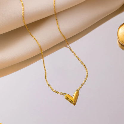LOUIS | Gouden Sieradenset met V-Detail – Tijdloze Luxe voor Elke Gelegenheid