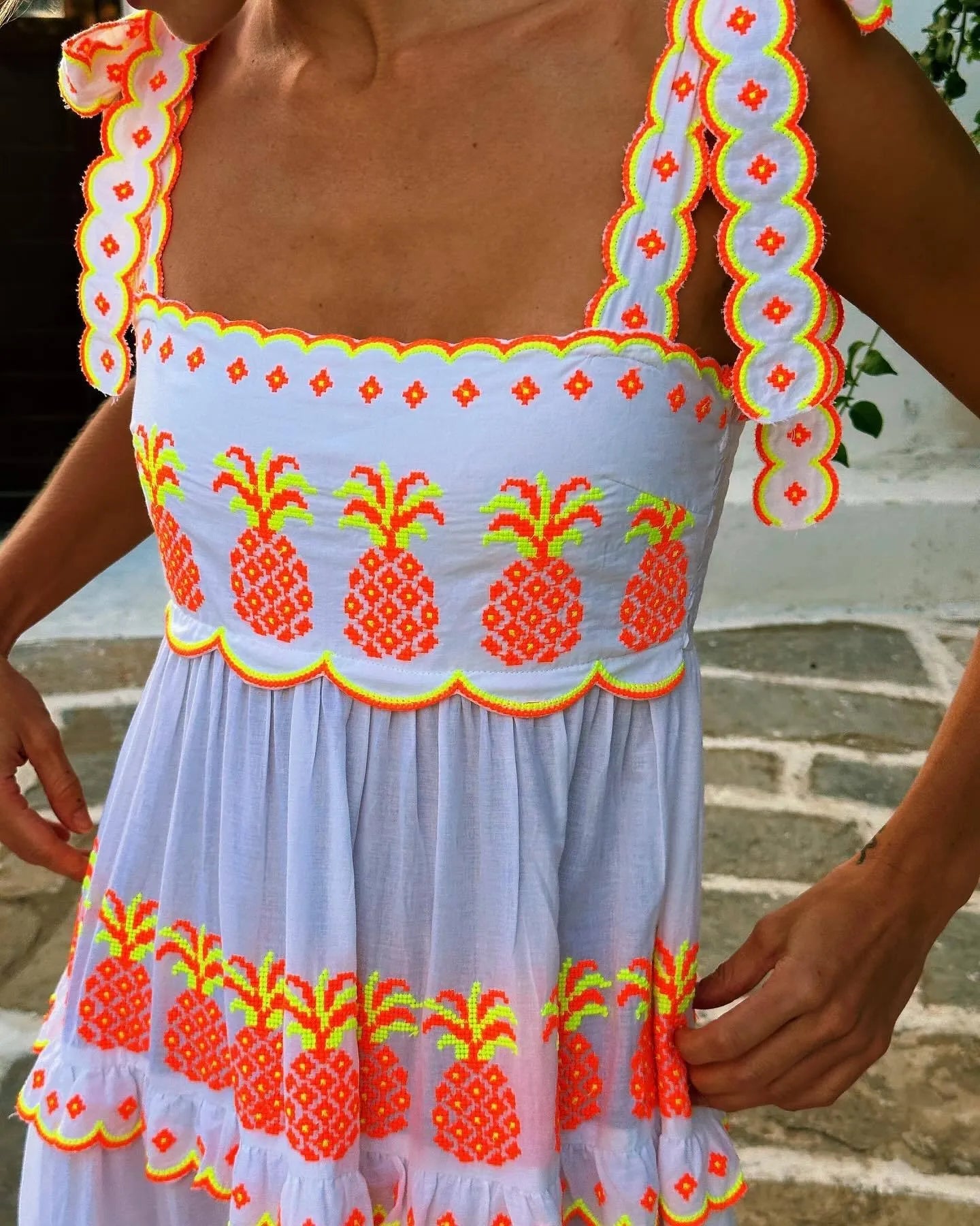 OLIVIA | Witte Zomerjurk met Ananasborduursel – Speels, Zomers en Opvallend