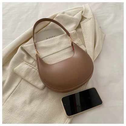 ROMY | Halve Maan Schoudertas in Minimalistische Stijl – Compact, Elegant & Onverwacht Ruim