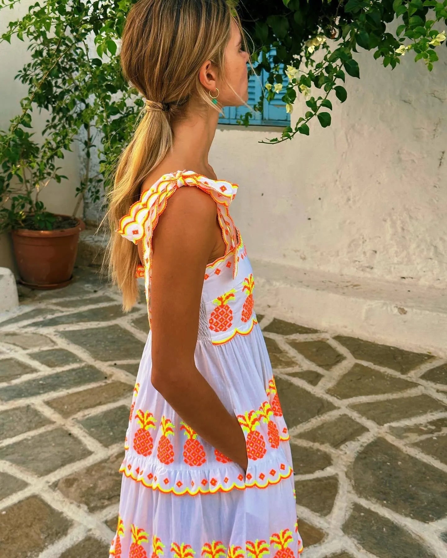 OLIVIA | Witte Zomerjurk met Ananasborduursel – Speels, Zomers en Opvallend