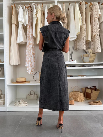 ESTELLE | Mouwloze Denim Midi-Jurk Met Knopen En Riem – Stoer, Vrouwelijk, Veelzijdig