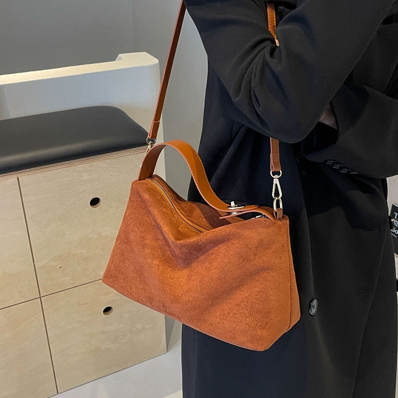 MAËLLE | Zacht Suède Schoudertas Voor Dames – Elegant, Tijdloos & Praktisch