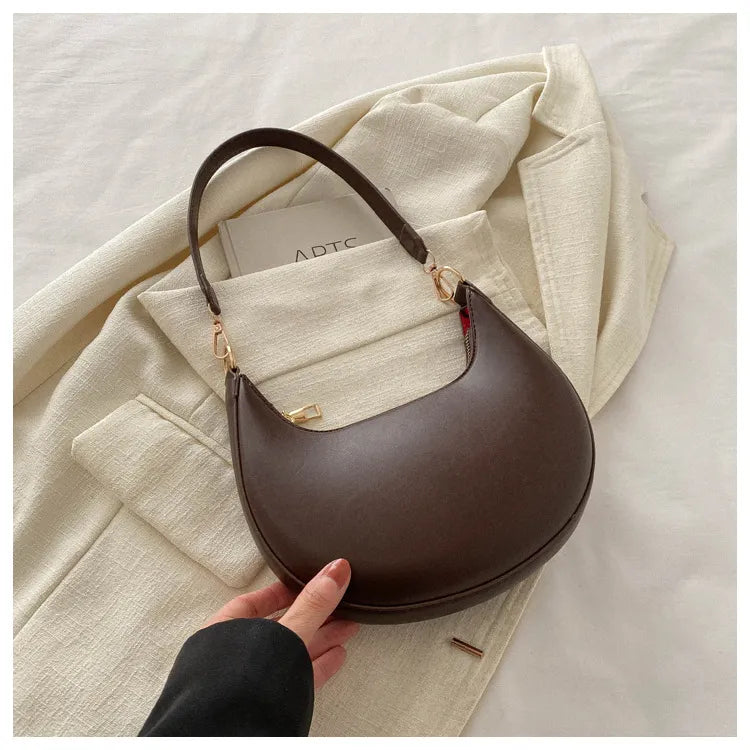 ROMY | Halve Maan Schoudertas in Minimalistische Stijl – Compact, Elegant & Onverwacht Ruim