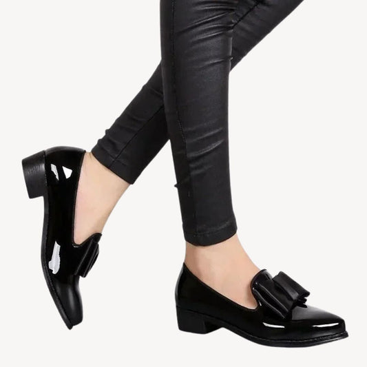 Elegante Patentleren Loafers Met Strikdetail | Hoogglans Instapper Voor Een Chique Look