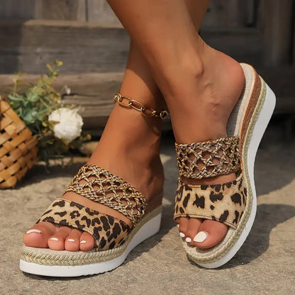 YARA | Dames Sleehak Slippers met Gevlochten Detail en Luipaardprint - Stijlvol, Zomers & Elegant
