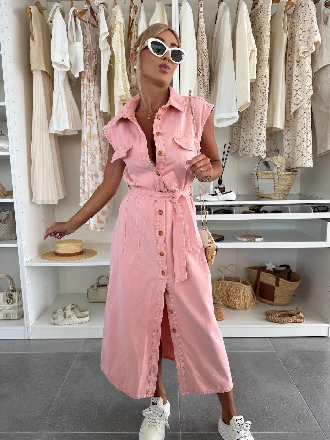 ESTELLE | Mouwloze Denim Midi-Jurk Met Knopen En Riem – Stoer, Vrouwelijk, Veelzijdig