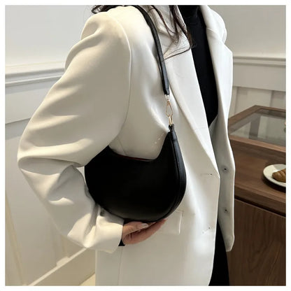 ROMY | Halve Maan Schoudertas in Minimalistische Stijl – Compact, Elegant & Onverwacht Ruim