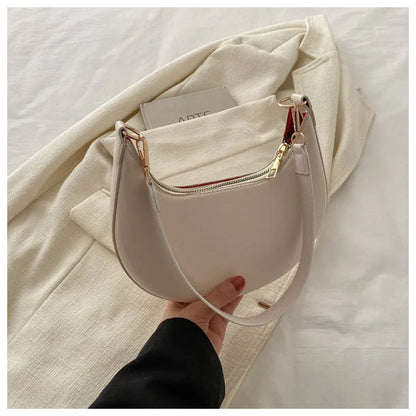 ROMY | Halve Maan Schoudertas in Minimalistische Stijl – Compact, Elegant & Onverwacht Ruim
