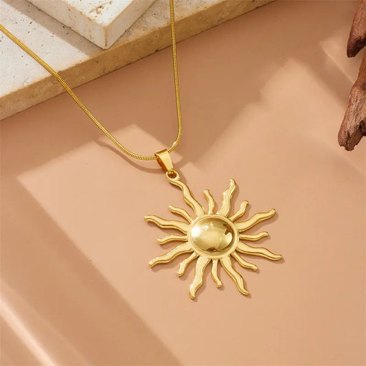 SOLANA | Goudkleurige Ketting met Zonvormige Hanger Voor Dames - Stijlvol & Elegant