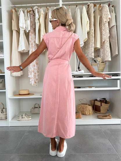 ESTELLE | Mouwloze Denim Midi-Jurk Met Knopen En Riem – Stoer, Vrouwelijk, Veelzijdig