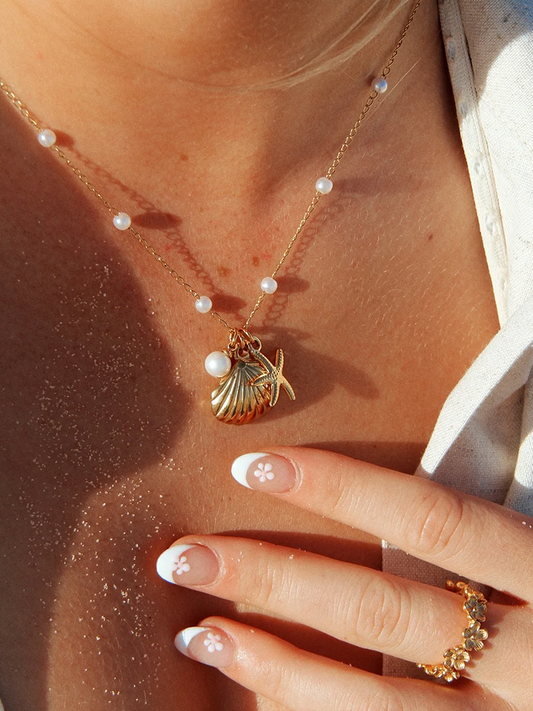 INGEVA | Goudkleurige Bedelketting Met Schelp En Parel – Natuurlijke Elegantie, Luxe, Tijdloos