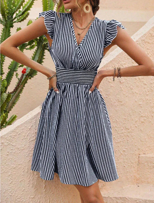 MAREN | Gestreepte Mini Zomerjurk Met V-Hals En Ruches – Luchtig, Vrouwelijk & Perfect Voor Warme Dagen