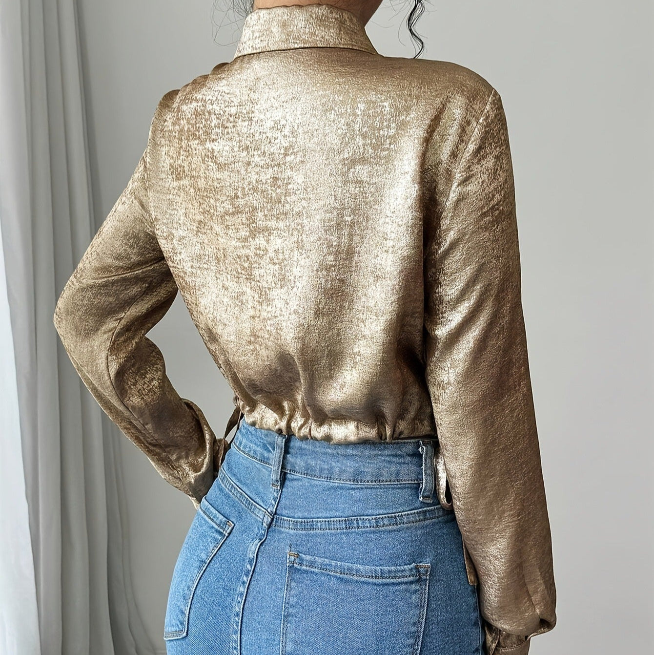 ESTELLE | Satijnen Damesblouse Met Glans, Overhemdkraag En Getailleerde Snit – Elegant, Verfijnd, Vrouwelijk