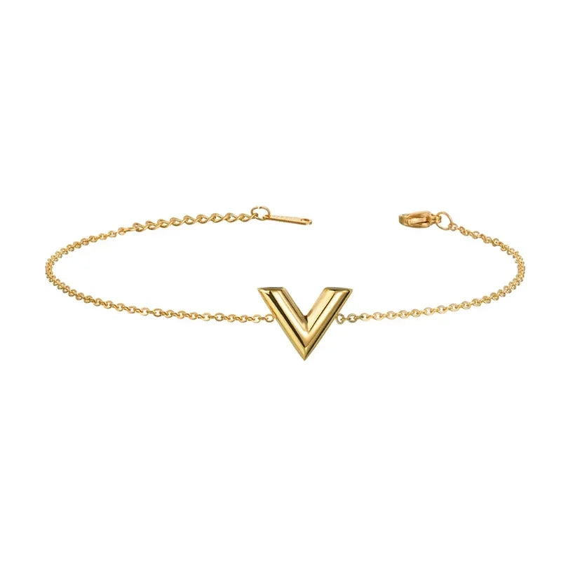 LOUIS | Gouden Sieradenset met V-Detail – Tijdloze Luxe voor Elke Gelegenheid