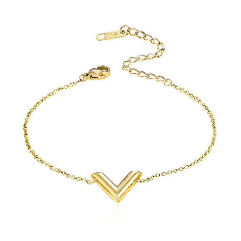 LOUIS | Gouden Sieradenset met V-Detail – Tijdloze Luxe voor Elke Gelegenheid