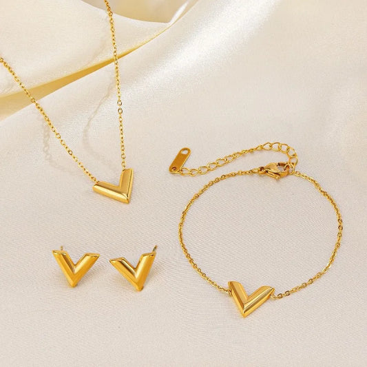 LOUIS | Gouden Sieradenset met V-Detail – Tijdloze Luxe voor Elke Gelegenheid