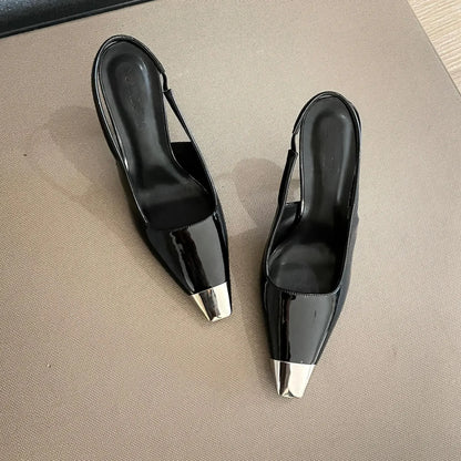 FEMKE | Slingback Hakken Van Patentleer Met Metalen Neus – Elegant, Gedurfd, Verfijnd