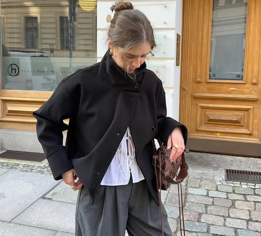 Luxe Wollen Korte Damesjas Zwart Met Knopen – Elegant, Warm & Perfect Voor Herfst & Winter (kopie)