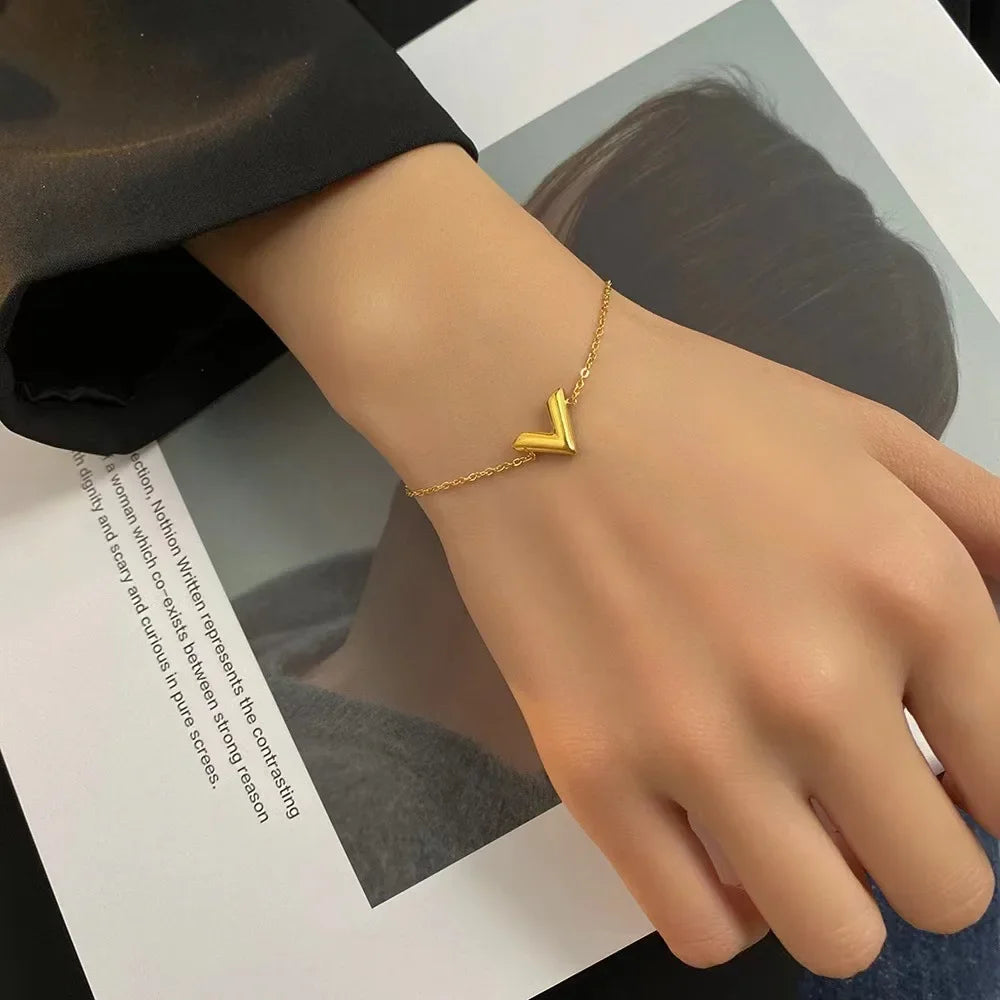LOUIS | Gouden Sieradenset met V-Detail – Tijdloze Luxe voor Elke Gelegenheid