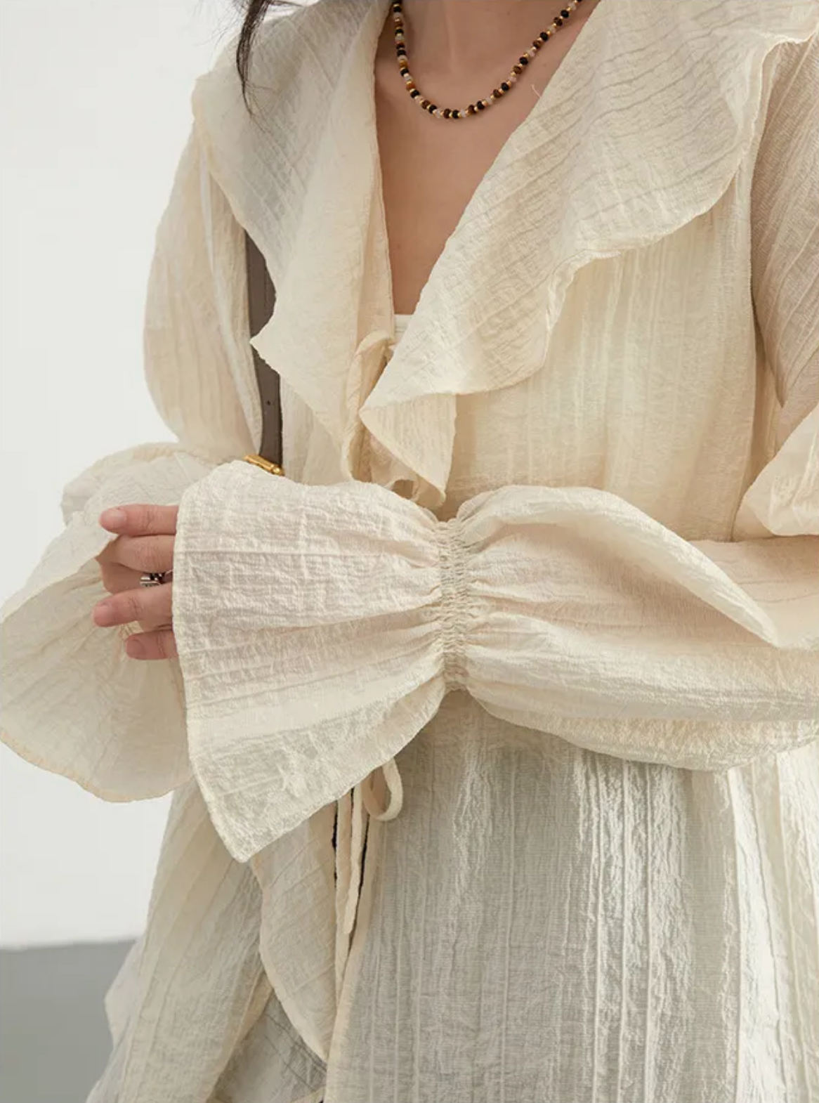 LEONA | Luchtige Dames Blouse met Ruffle Kraag – Luchtige Zomerstijl met Romantische Flair