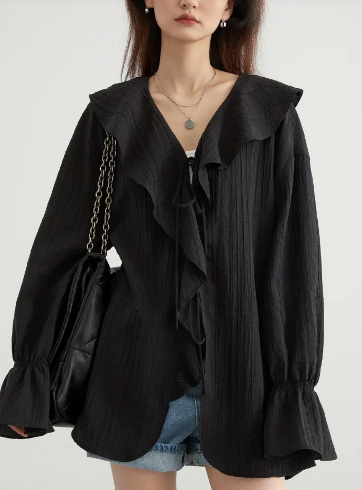 LEONA | Luchtige Dames Blouse met Ruffle Kraag – Luchtige Zomerstijl met Romantische Flair