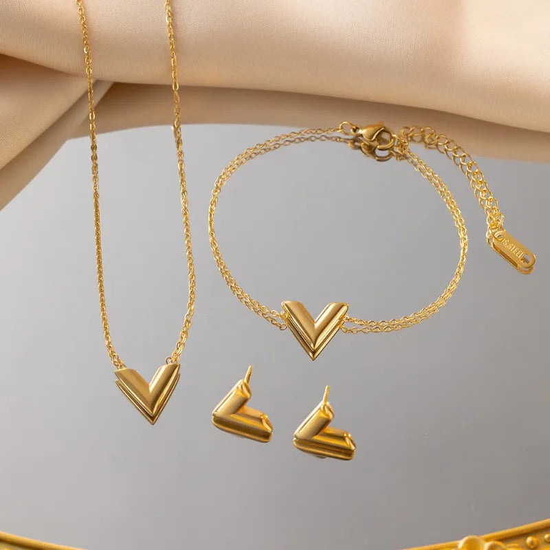 LOUIS | Gouden Sieradenset met V-Detail – Tijdloze Luxe voor Elke Gelegenheid