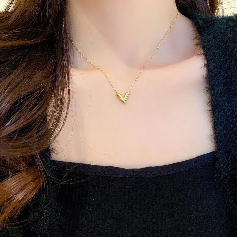 LOUIS | Gouden Sieradenset met V-Detail – Tijdloze Luxe voor Elke Gelegenheid