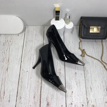 FEMKE | Slingback Hakken Van Patentleer Met Metalen Neus – Elegant, Gedurfd, Verfijnd