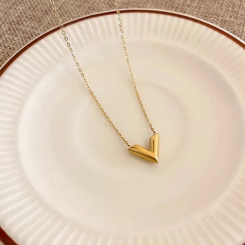 LOUIS | Gouden Sieradenset met V-Detail – Tijdloze Luxe voor Elke Gelegenheid