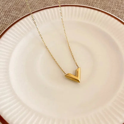LOUIS | Gouden Sieradenset met V-Detail – Tijdloze Luxe voor Elke Gelegenheid