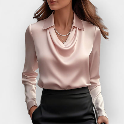 Elegante Satijnen Blouse Met Watervalhals | Luxe Glans En Vrouwelijke Elegantielijn