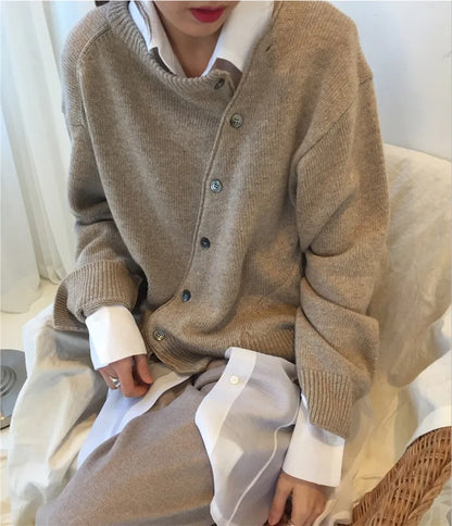 ALIX | Gebreide Damestrui met Asymmetrische Knopen – Oversized, Comfortabel & Verfijnd