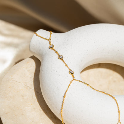 AMARIS | Dames Hand Chain Armband Met Drie Steentjes