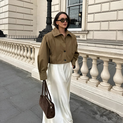 LIORA | Tussenjas Dames met Hoge Kraag en Knoopsluiting – Minimalistisch, Comfortabel & Onmisbaar voor de Herfst