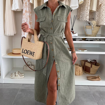 ESTELLE | Mouwloze Denim Midi-Jurk Met Knopen En Riem – Stoer, Vrouwelijk, Veelzijdig