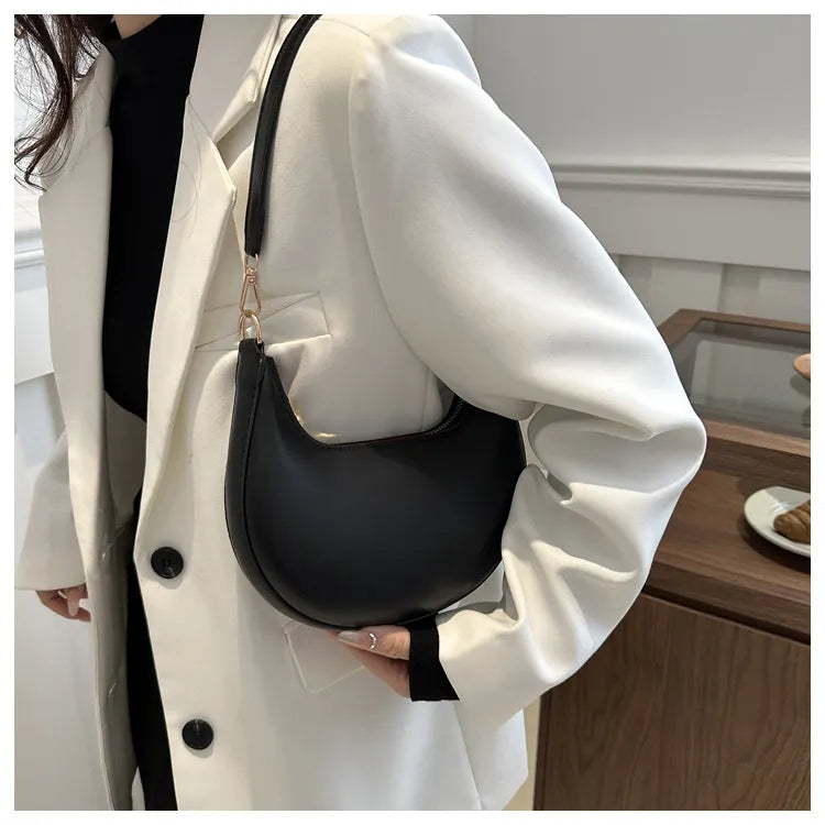 ROMY | Halve Maan Schoudertas in Minimalistische Stijl – Compact, Elegant & Onverwacht Ruim