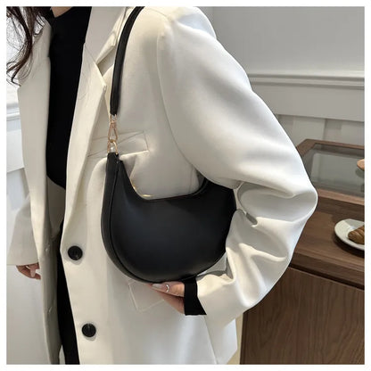 ROMY | Halve Maan Schoudertas in Minimalistische Stijl – Compact, Elegant & Onverwacht Ruim