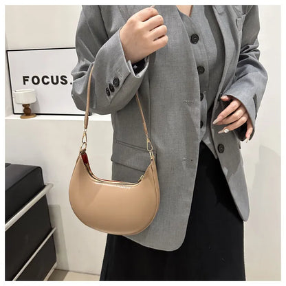 ROMY | Halve Maan Schoudertas in Minimalistische Stijl – Compact, Elegant & Onverwacht Ruim