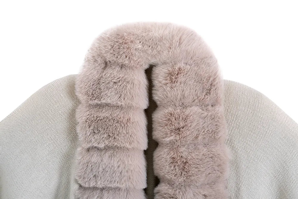 Luxe Faux Fur Vest Voor Dames | Mid-Length Poncho Met Bontkraag & Kwastdetails