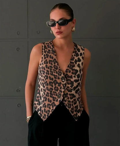 DARIA | Getailleerd Dames Gilet Met Panterprint En Diepe V-Hals – Gedurft, Chic, Vrouwelijk