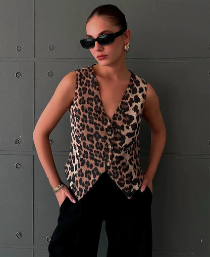 DARIA | Getailleerd Dames Gilet Met Panterprint En Diepe V-Hals – Gedurft, Chic, Vrouwelijk