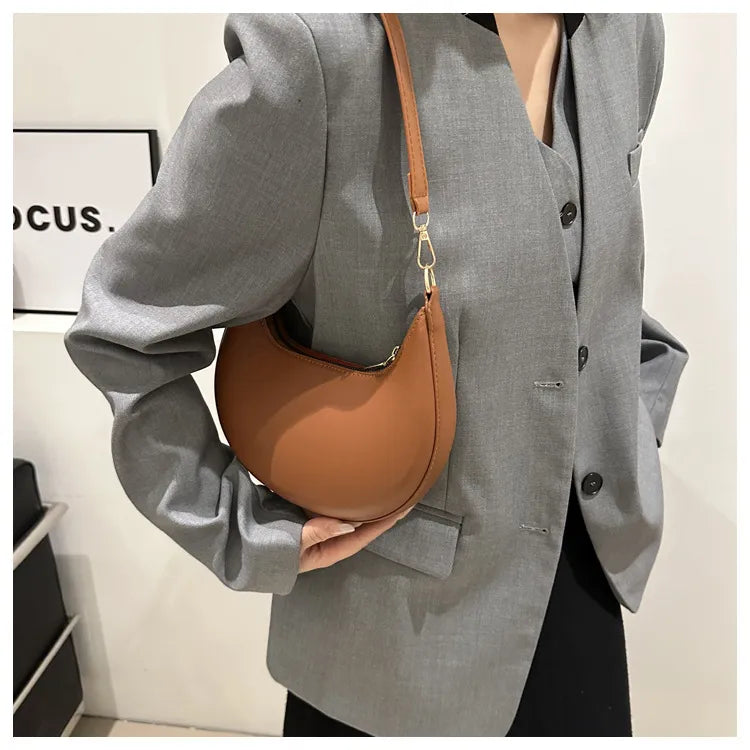 ROMY | Halve Maan Schoudertas in Minimalistische Stijl – Compact, Elegant & Onverwacht Ruim